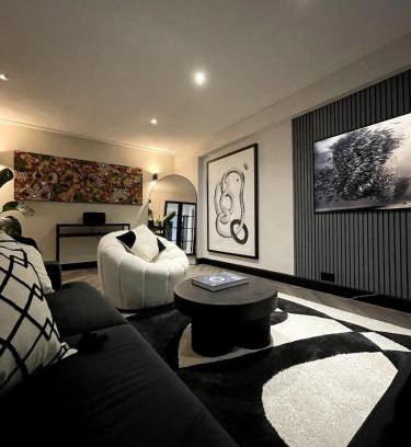 Brondesbury Park Apartamento | Elegant 2-bed Oasis: Renovated, Artful Decor & Sunlit w/Parking in Queens Park