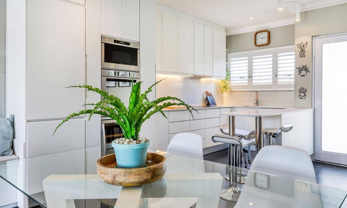 Green Point Apartamento | Elegant 2 Bedroom 1 Bath Apartment Near Sea Point Promenade