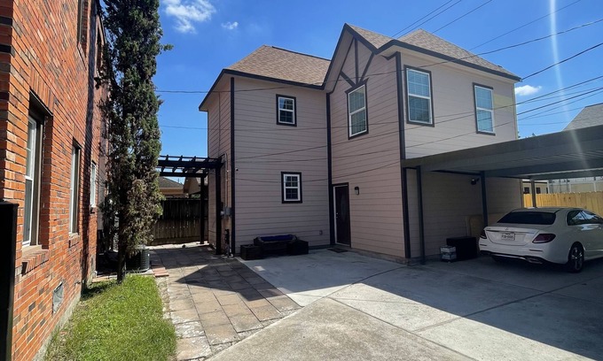 MacGregor Casa | Elegant 2 Bedroom 2 bathroom house in the museum district