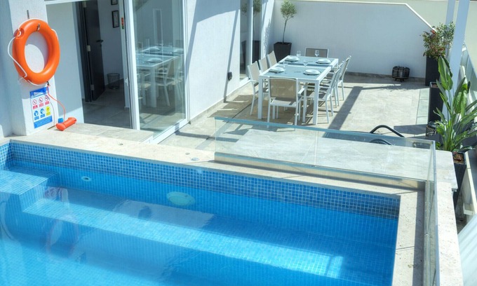 Tal-Ibrag Apartamento | Elegant 2 bedrooms, large sun terrace, pool GCAT1-1