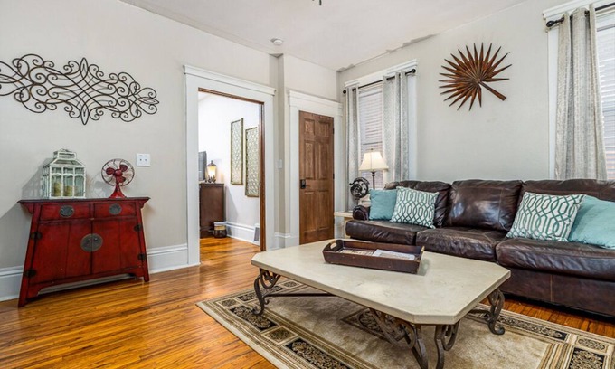 Dubuque Apartamento | Elegant 2 BR With Stunning Kitchen Prime Location!