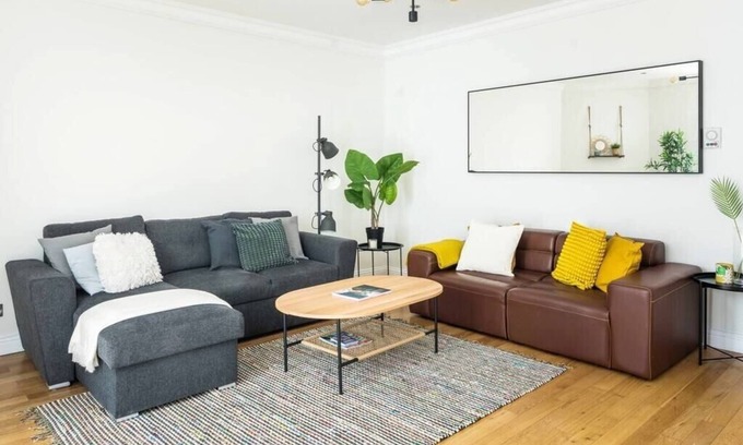 St. Pancras Apartamento | Elegant 2BD Duplex with Outdoor Patio/Glass Canopy