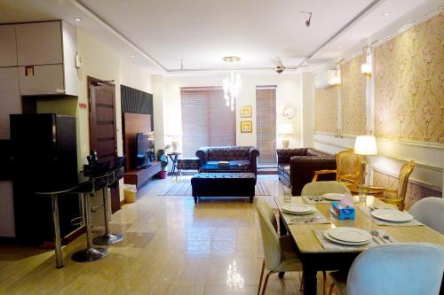 Lahore Apartamento | Elegant 2BR Apartment AC, Lift, Parking & Convenient Location