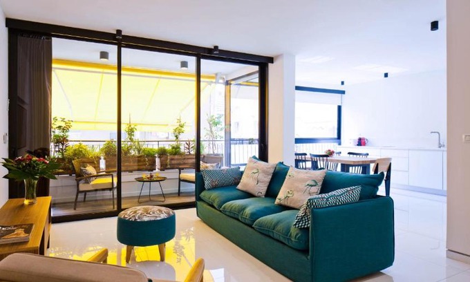 Tel Aviv Apartamento | Elegant 2BR with Veranda close to Beach by FeelHome