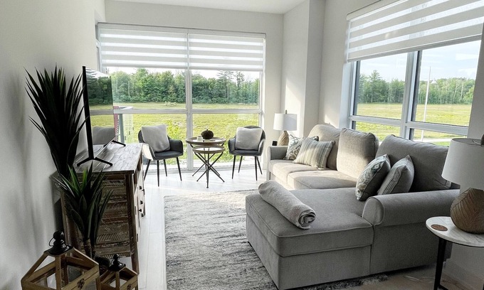 Innisfil Condominio | Elegant 2brdm/2bath Condo at Friday Harbour w/balcony!