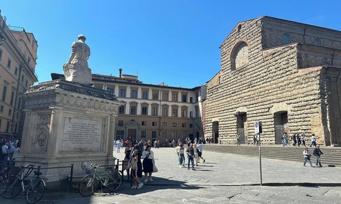 San Giovanni Apartamento | Elegant 3-Bedroom Apartment Overlooking Florence's Arcades