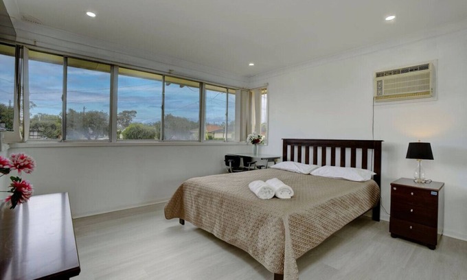 Werrington Casa | Elegant 3 Bedroom Haven Getaway Close to Golf Club
