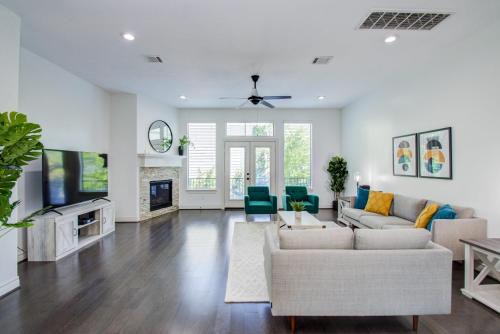 Washington Ave./ Memorial Park Casa | Elegant 3BR 3,5BA Holiday Home with Private Pool