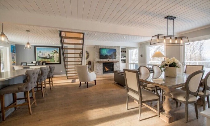 The Blue Mountains Cabaña | Elegant 4 bedroom waterfront home with hot tub