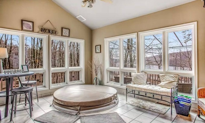 Lake Harmony Casa | Elegant 5-bedroom house in Beautiful Lake Harmony with view of the Slopes