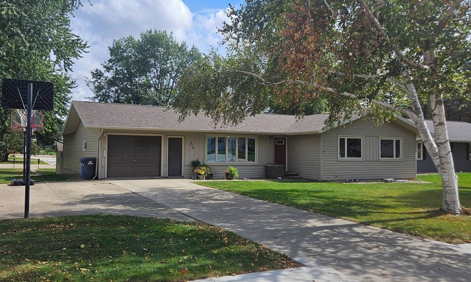 Sioux Center Casa | Elegant 5-bedroom house in Sioux Center near Dordt University and downtown.