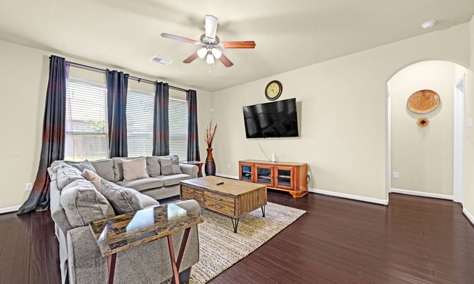 Conroe Casa | Elegant 5 bedrooms vacation home