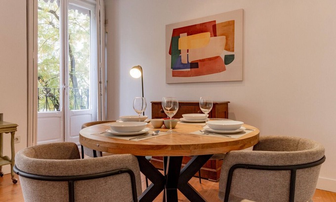 Trafalgar Apartamento | Elegante y luminoso piso en el corazón de Chamberí: Con balcones y amplios espacios"