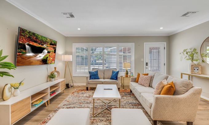 Monrovia Casa | Elegant and Stylishly Crafted Modern Home
