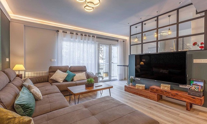 Central District Condominio | Elegante piso ideal familias a 15min de Alhambra. 3 baños, parking opcional.