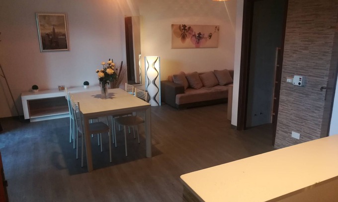 Letojanni Apartamento | Elegante apartamento con entrada independiente y estacionamiento siempre disponible.