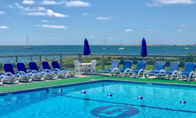 West Yarmouth Apartamento | Elegant Apt at Cape Cod Resort – Steps from Private Beach