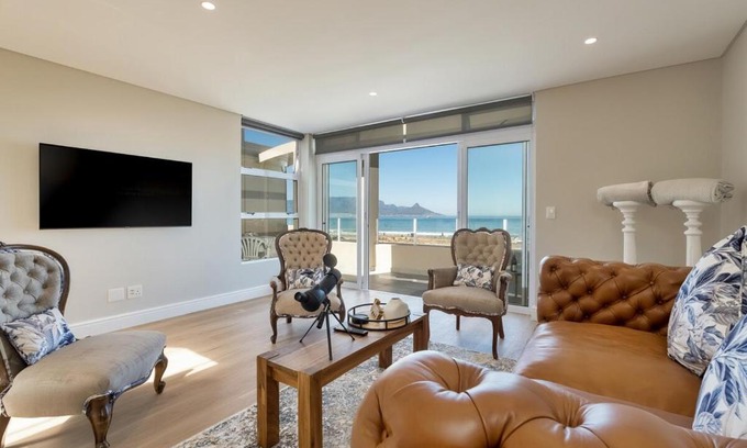 Bloubergstrand Villa | Elegant Beach front Villa