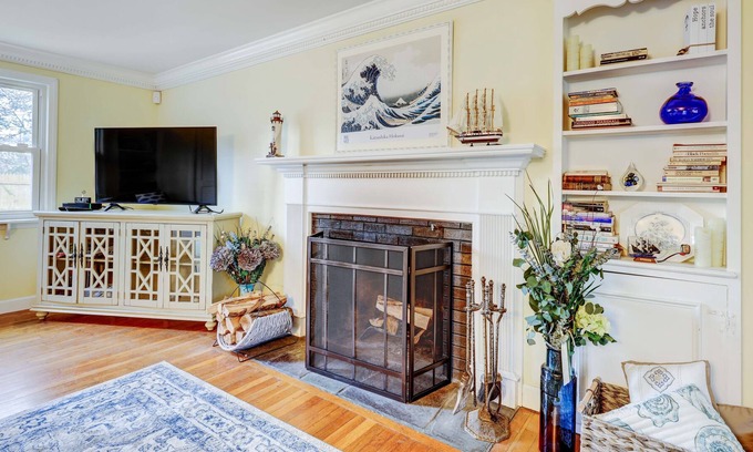 Centerville Cabaña | Elegant, charming, cozy Cape Cod Cottage with Beach Pass to Barnstable beaches