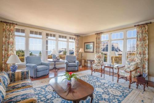 West Chatham Casa | Elegant Chatham Home steps to Hardings Beach Dog Friendly