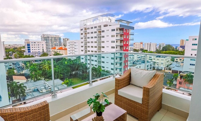Downtown Santo Domingo Apartamento | Elegant City Center 2BD Apt, King Bed, Full AC, Fast Wi-Fi, Pool, Near all