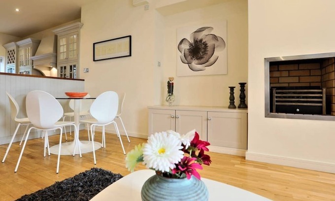City Centre Dublin Casa | Elegant City Centre Regency Townhouse with Patio