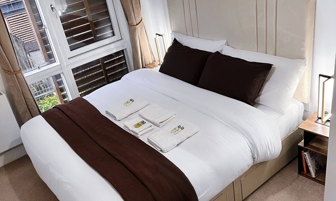 Highams Park Casa | Elegant Clean & Modern 2-Bed Flat with Balcony Views