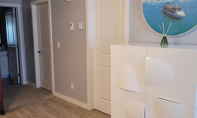 Saskatoon Condominio | Elegant Condo near Airport, Restaurants and Park. Free parking