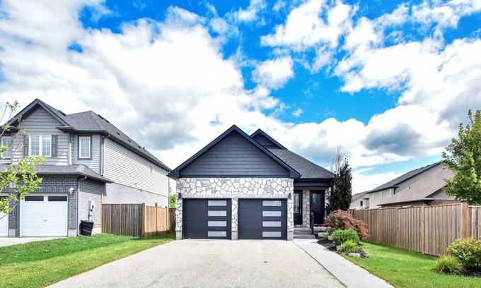 Woodstock Casa | Elegant cozy 3 bedrooms, 2 bathrooms home with 1 King bed, 2 Queen beds
