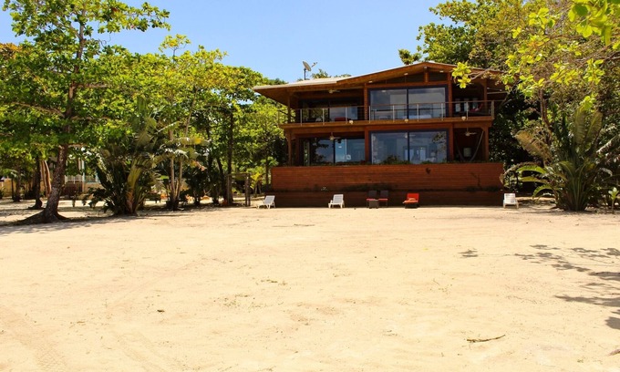 Palmetto Bay Villa | Elegante villa frente al mar personalizada con paredes de vidrio de piso a techo, 180 vistas al mar