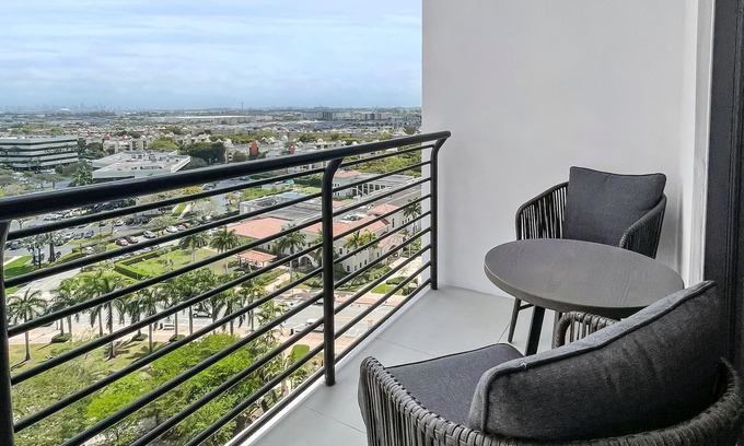 Doral Condominio | Elegant Doral Escape: Spacious Luxury