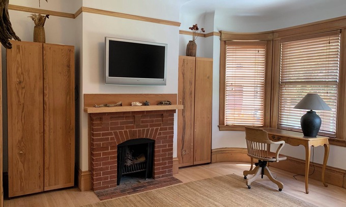 Russian Hill Condominio | Elegant Edwardian North Beach apt with parking