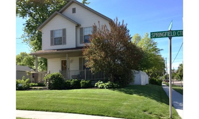 Akron Casa | Elegant Ellet Living