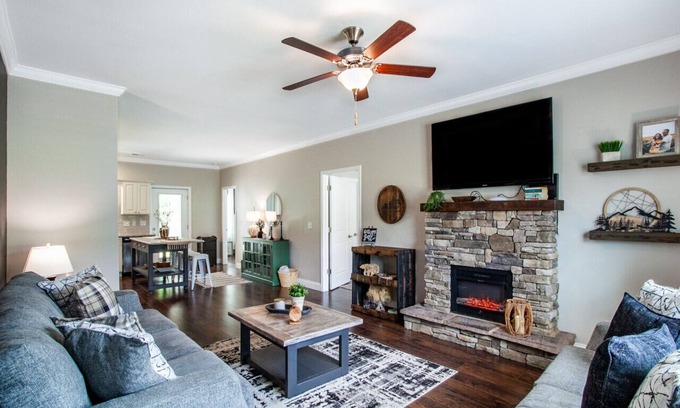 Townsend Apartamento | Elegant End Condo -Fireplace & Community Amenities