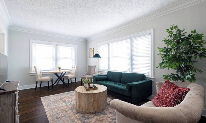 Central Hyde Park Apartamento | Elegant/Entire Unit/1 Bedroom