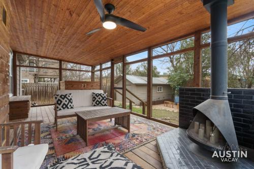 North Loop Casa | Elegant Escape Gourmet Kitchen and Outdoor Living