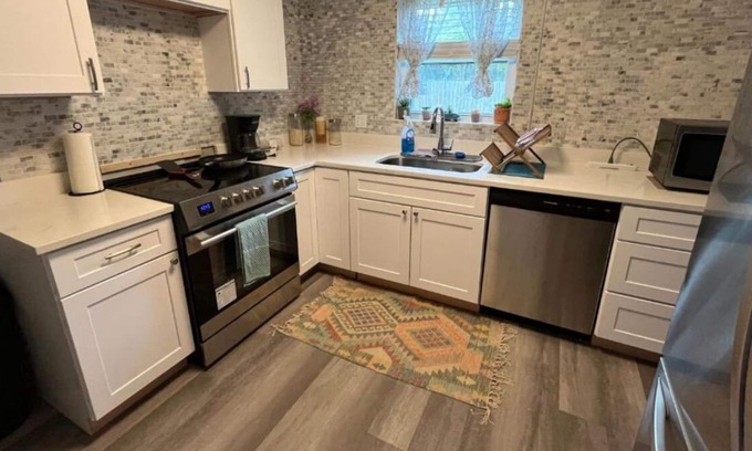 Jacksonville Casa | Elegant Escape Room with Shared Bathroom in 3 bedroom house.