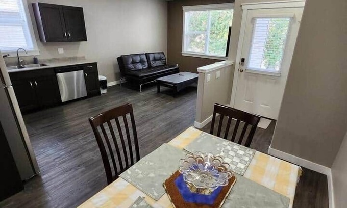 Regina Apartamento | Elegant Family Home by Stadium, Airport, Shopping