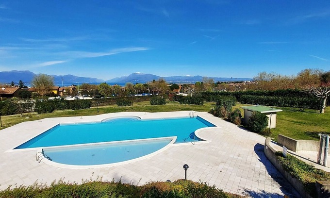 Desenzano del Garda Apartamento | Elegant flat with large terrace in residence with swimming pool