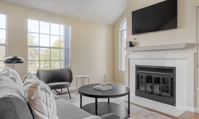 Foster City Apartamento | Elegant Foster City 2BR w/ Gym, 2 Pools & W/D, near VISA, by Blueground
