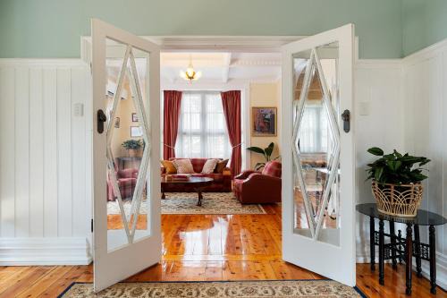 Castlemaine Apartamento | Elegant Goldfields Retreat - Spa Bath & Privacy
