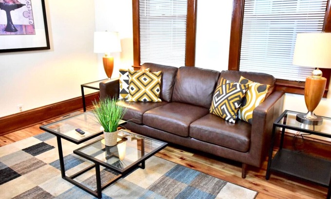 Detroit - Shoreway Casa | Elegant Haven on W 47th