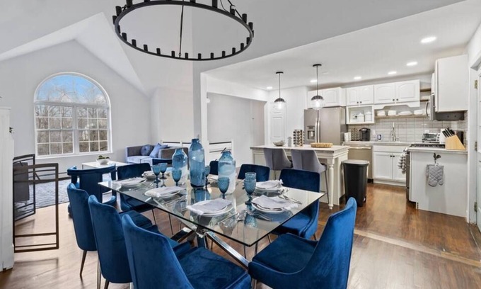 Blooming Grove Casa | Elegant House, Beautiful Nature 6.5 Acres of Woods