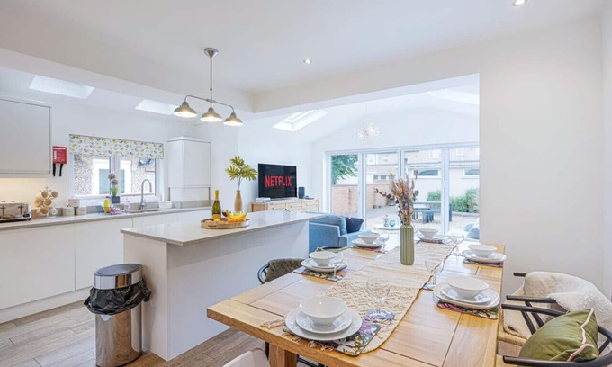 Northampton Casa | Central House - Sleeps 8 - Free Parking - FastWifi