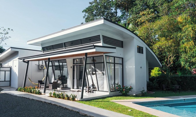 Uvita Casa | Elegante casa con piscina en centro de Uvita (TAMANDUA 1)