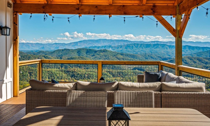Sevierville Cabina | Elegant/Indoor Pool/Dog Friendly/Unbeatable View