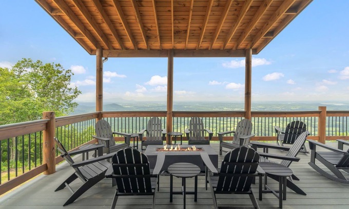 Sevierville Cabina | Elegant Indoor Pool/Theater/Game Room/Dog Friendly-Sleeps 20