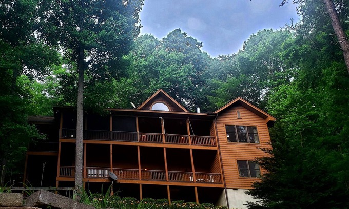 Tuckasegee Cabaña | Elegant Lake Front Home with Breathtaking Views in the Heart of Appalachia.