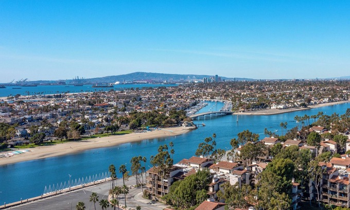 Harbor Condominio | Elegant Long Beach Condo - Marina View - Gated - Parking - Pool Access