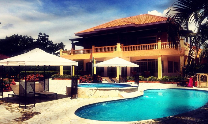 Guayacanes Villa | Elegante villa de golf de lujo a 12 minutos de la playa con piscina, jacuzzi (NO climatizada) y barbacoa
